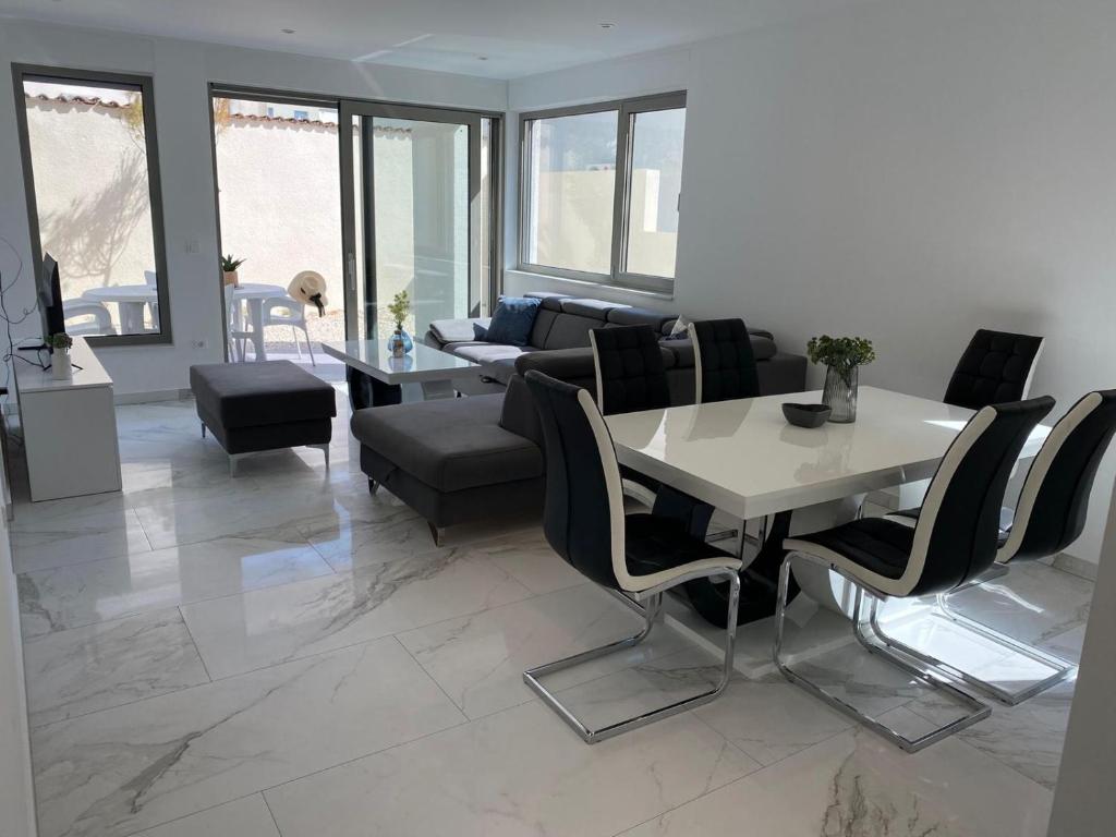 Luxury Two-Bedroom Apartment with Two Private Parking