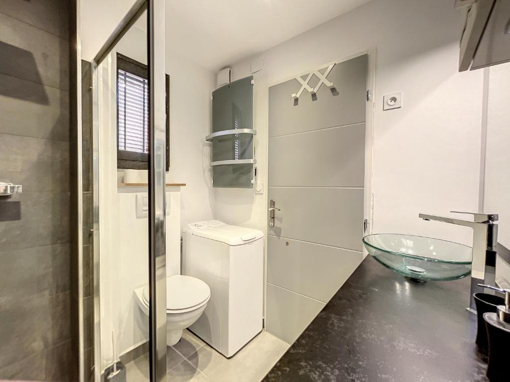 Kúpeľňa v ubytovaní Appartement rénové tout confort avec piscine