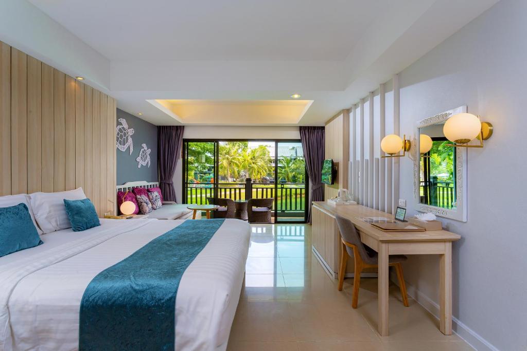 Postel nebo postele na pokoji v ubytování Khaolak Emerald Beach Resort and Spa