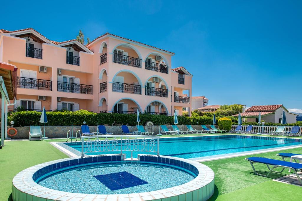 Bazén v ubytování Achillion Apartments & Studios nebo v jeho okolí