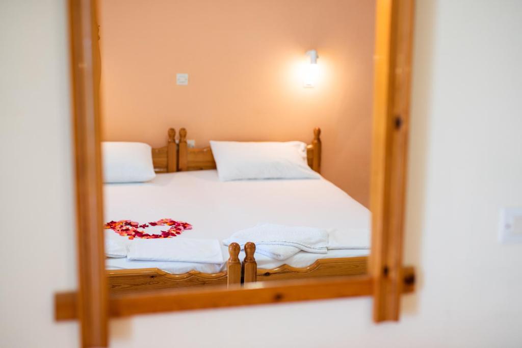 Postel nebo postele na pokoji v ubytování Achillion Apartments & Studios