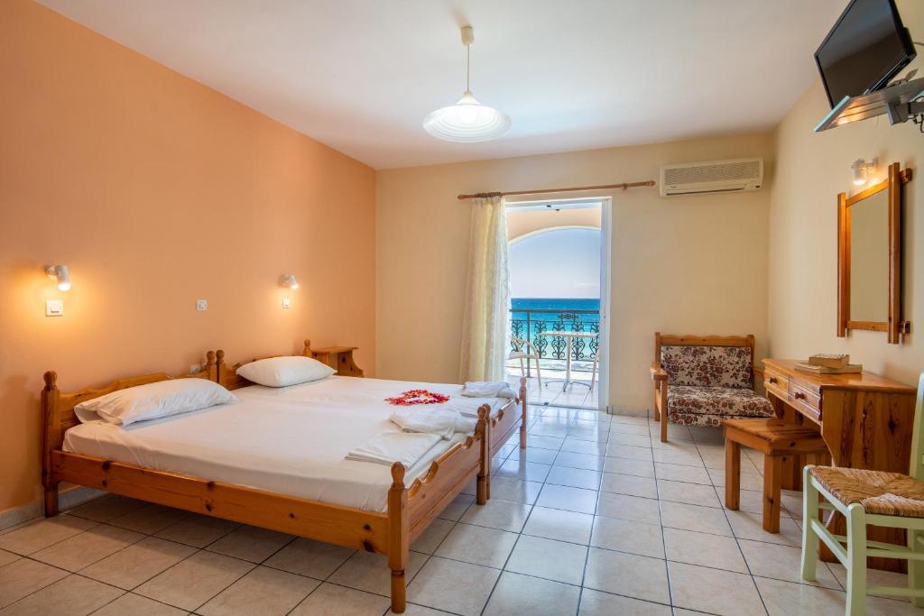 Postel nebo postele na pokoji v ubytování Achillion Apartments & Studios