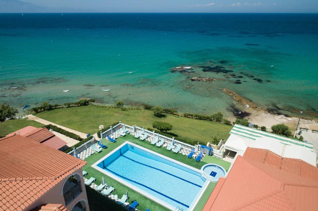 Bazén v ubytování Achillion Apartments & Studios nebo v jeho okolí