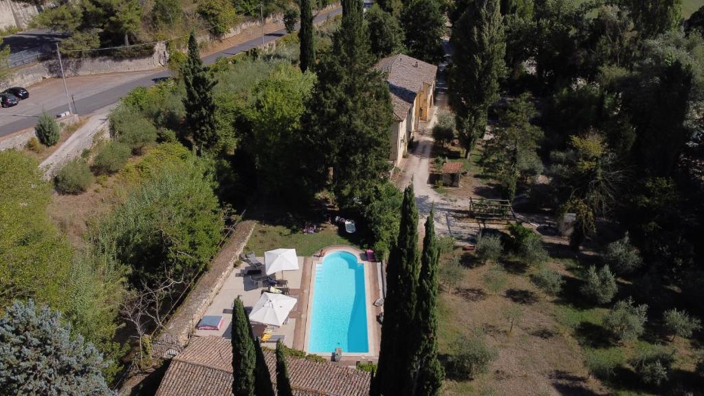 vista aerea di una casa con piscina di Pieve Sant'Angelo a Campello sul Clitunno