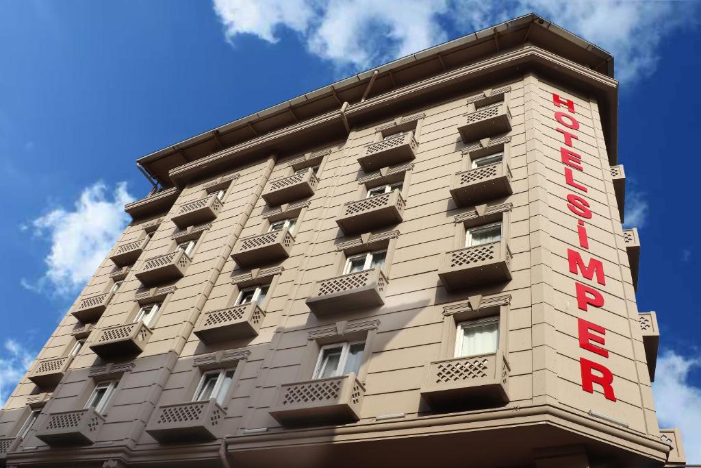 um edifício alto com uma placa de hotel em Hotel Simper em Istambul