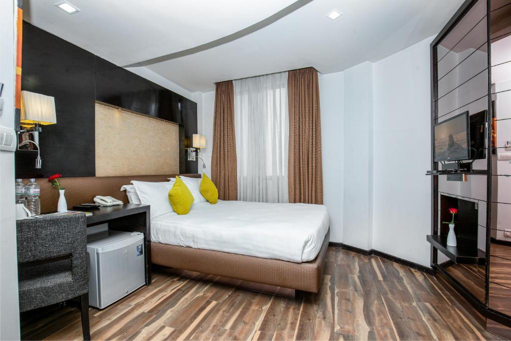 Postel nebo postele na pokoji v ubytování Mahabir Palace