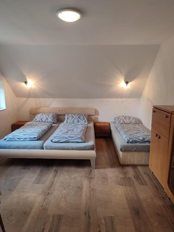 Postel nebo postele na pokoji v ubytování U Petíse
