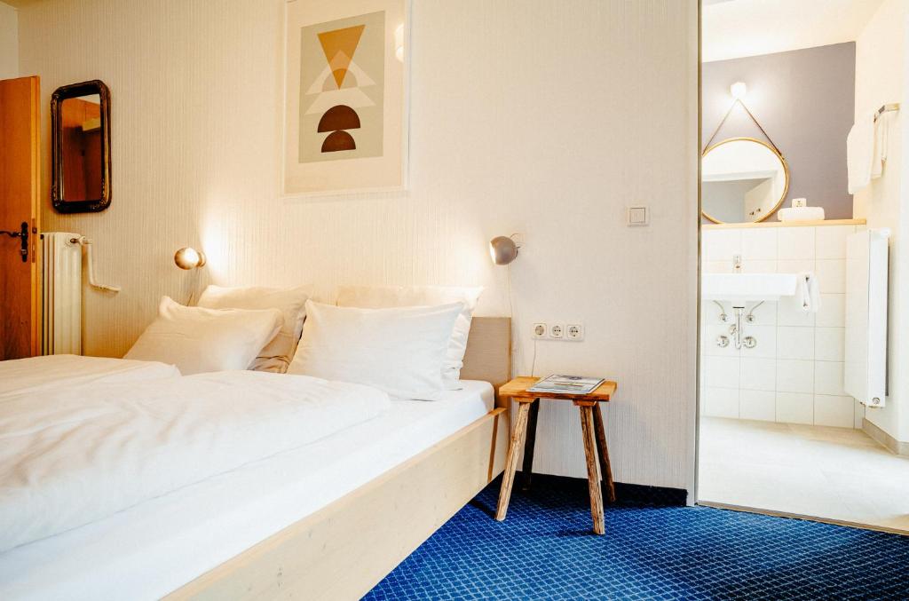 Postel nebo postele na pokoji v ubytování Alpenrose Bayrischzell Hotel