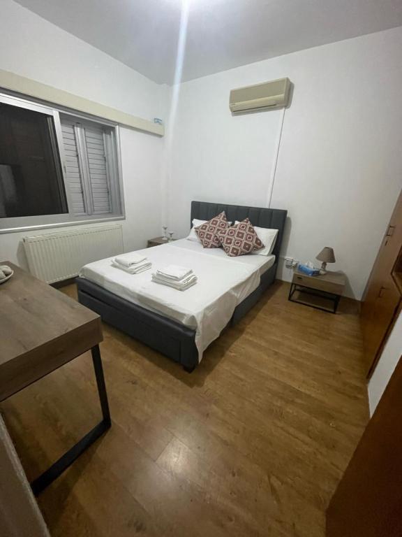 een kleine slaapkamer met een bed en een televisie bij Casa Di Anna in Agros