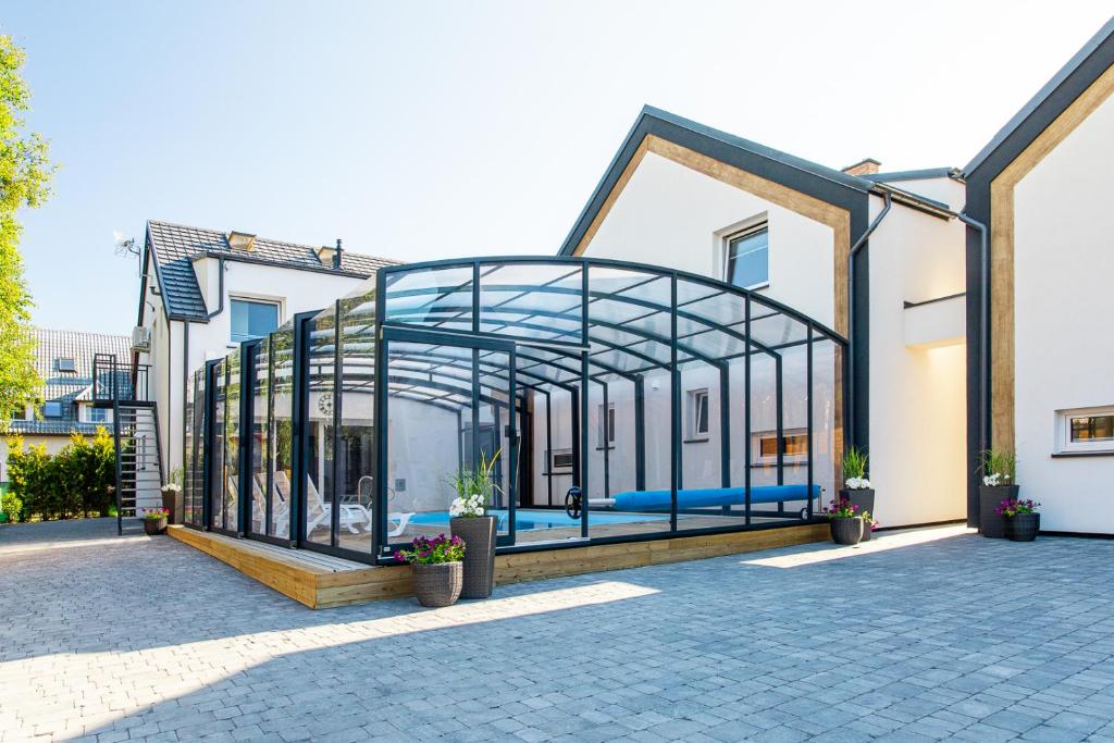 デンプキにあるDomki Premium LATO&ZIMA z basenemの建物横のガラス張り