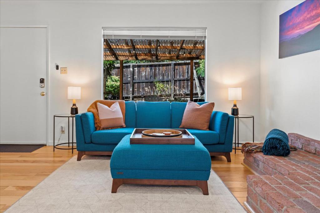 Khu vực ghế ngồi tại Guerneville Escape Redwoods Deck BBQ Fire table