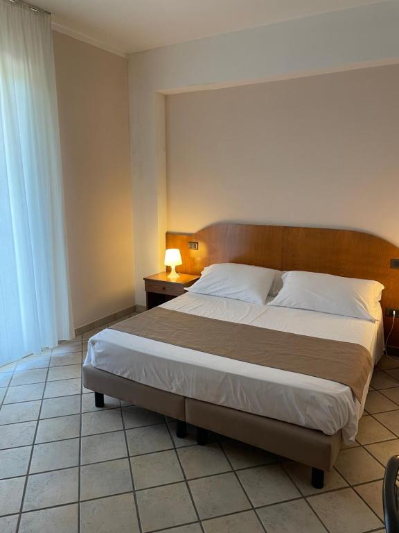 ein Schlafzimmer mit einem großen Bett in einem Zimmer in der Unterkunft Villa Franca in Santa Flavia