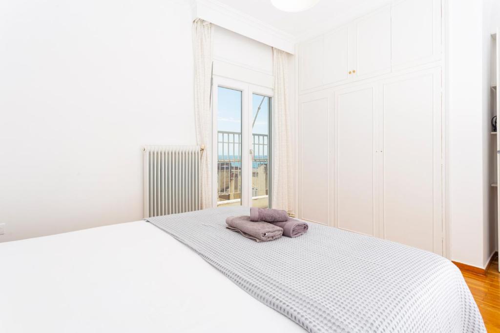 A bed or beds in a room at Houseloft Metropolis Panorama