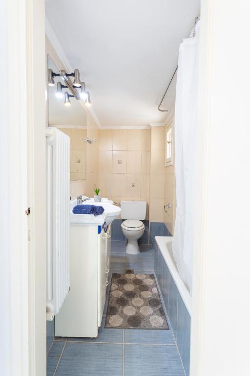 A bathroom at Houseloft Metropolis Panorama