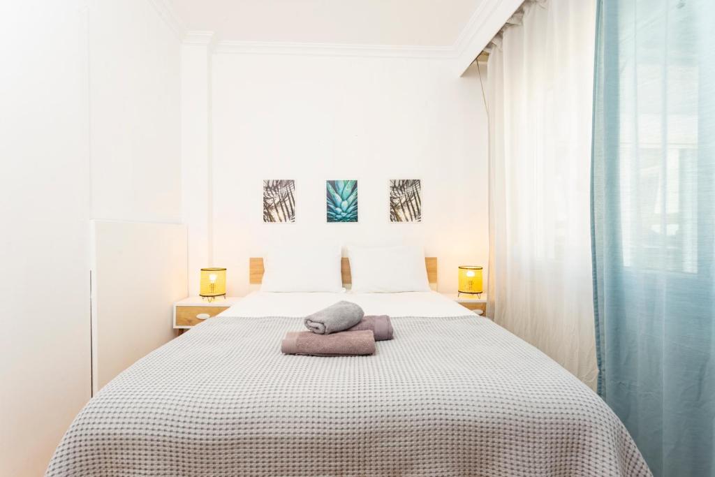 A bed or beds in a room at Houseloft Metropolis Panorama