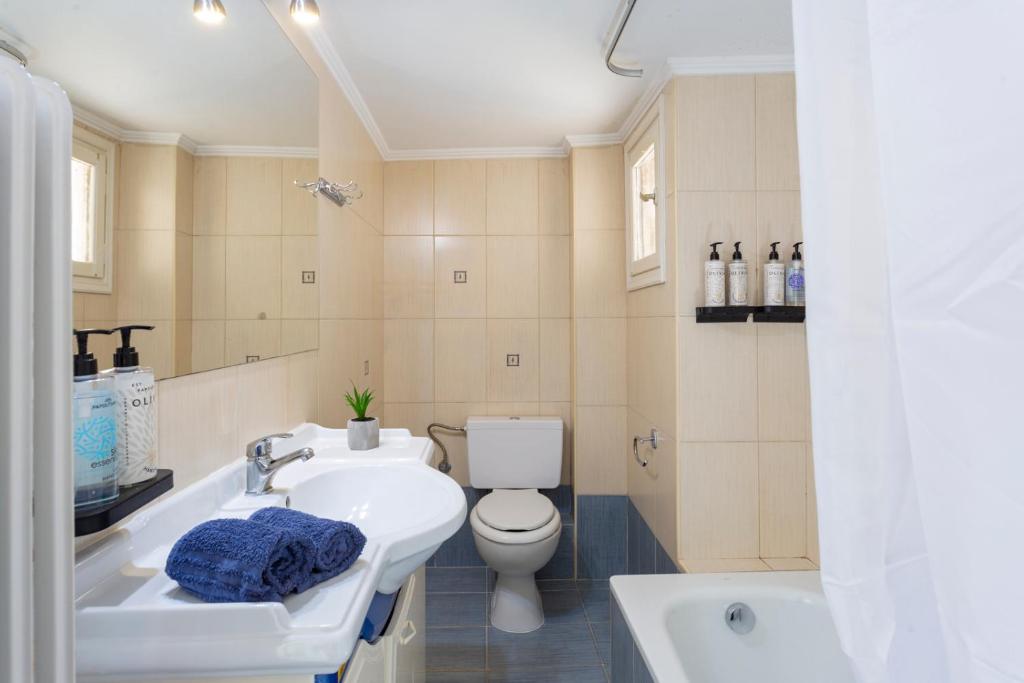 A bathroom at Houseloft Metropolis Panorama