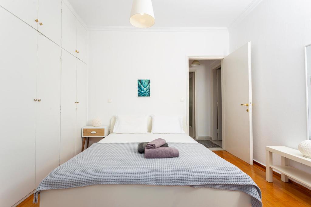 A bed or beds in a room at Houseloft Metropolis Panorama