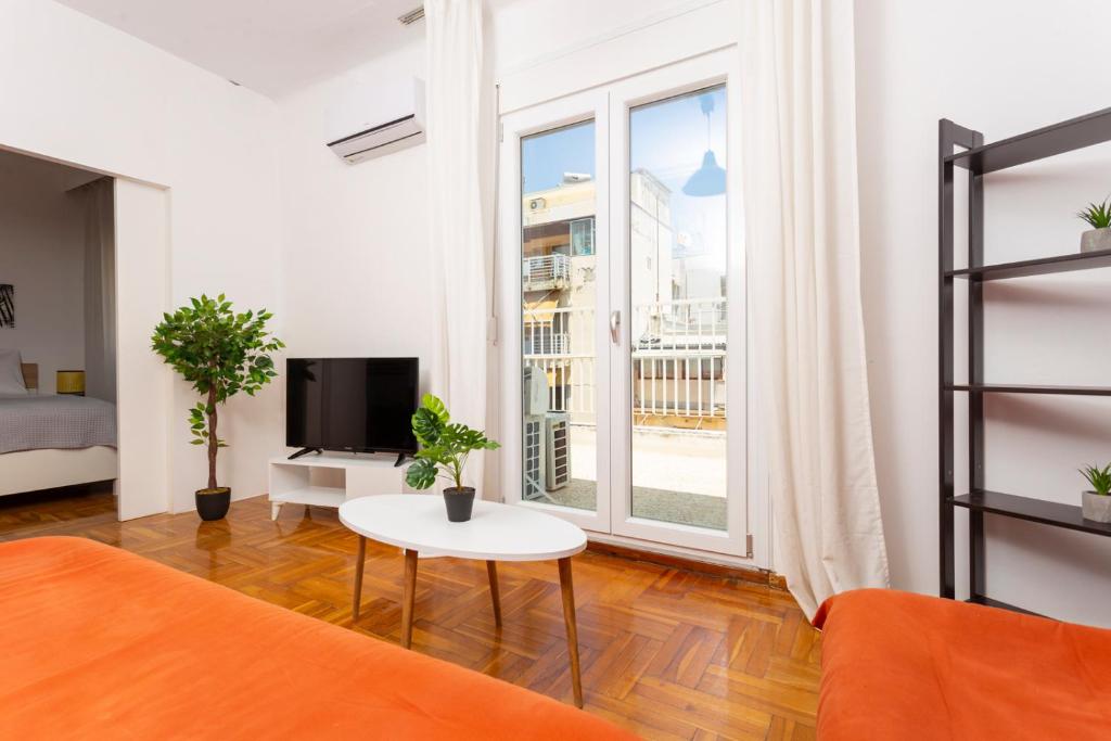 A television and/or entertainment centre at Houseloft Metropolis Panorama