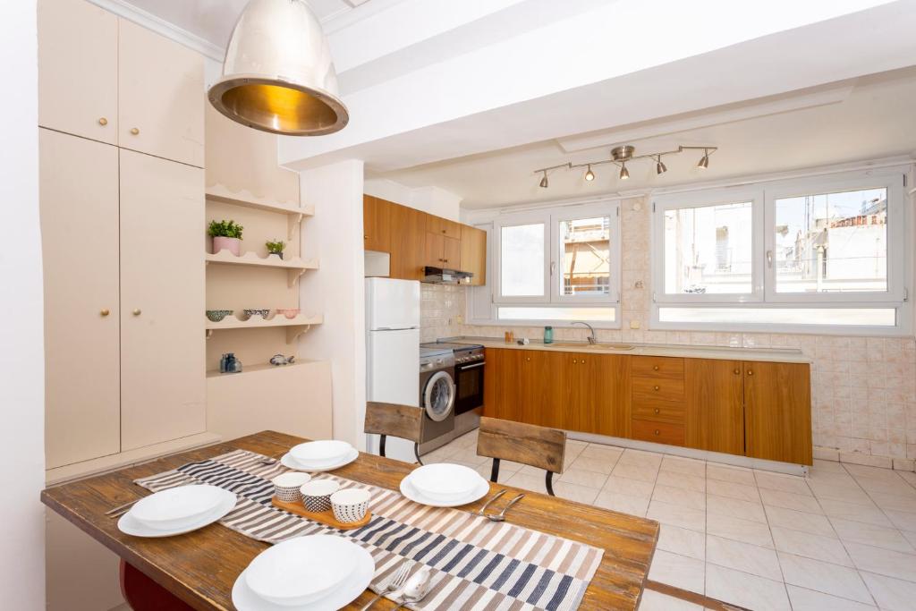 A kitchen or kitchenette at Houseloft Metropolis Panorama