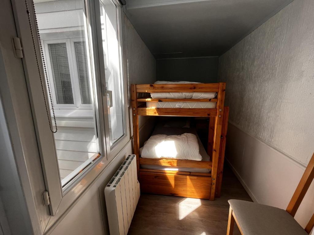 Posteľ alebo postele v izbe v ubytovaní Maison Centre-Ville aux Sables-d’Olonne, Proche Gare et Plage, Idéale pour 4 Personnes - FR-1-197-543