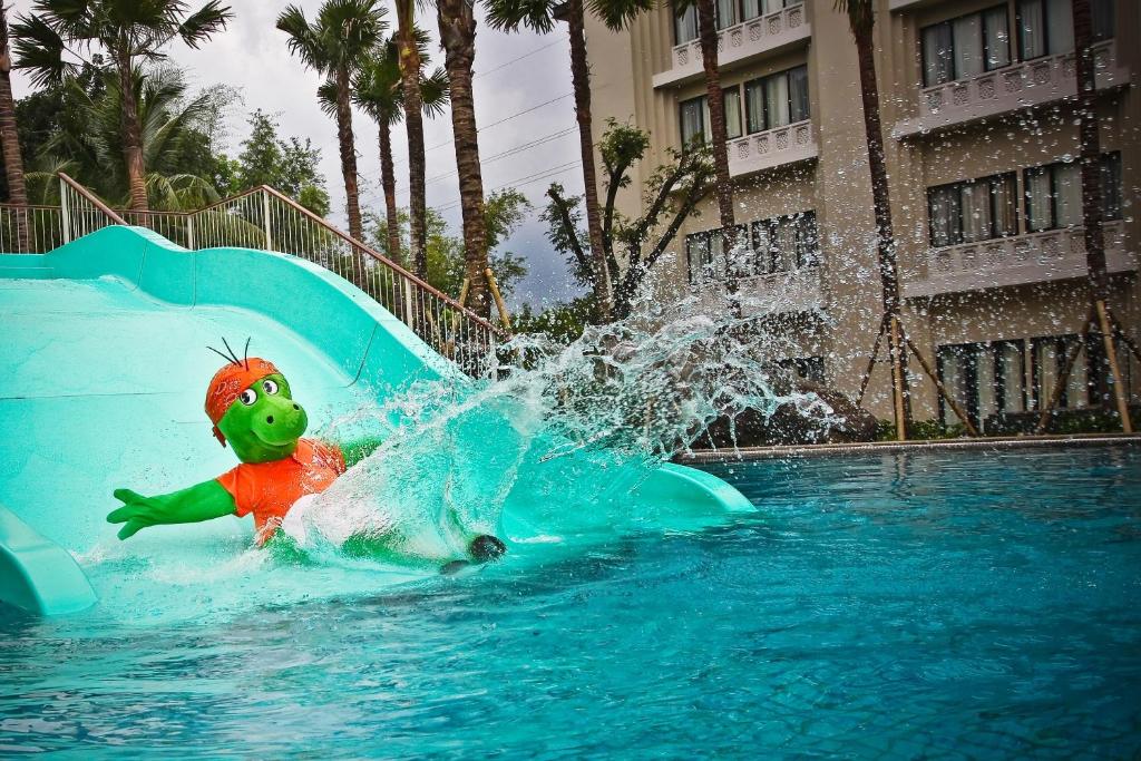Der Swimmingpool an oder in der Nähe von HARRIS Hotel & Conventions Malang