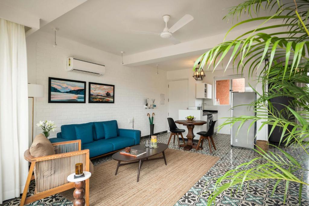 Ruang duduk di El Raso, Premium 1 BHK Apartments with Shared Pool, just 2 mins drive from famous Parra Coconut Tree Road, 24x7 Security, Kitchen, Daily Housekeeping
