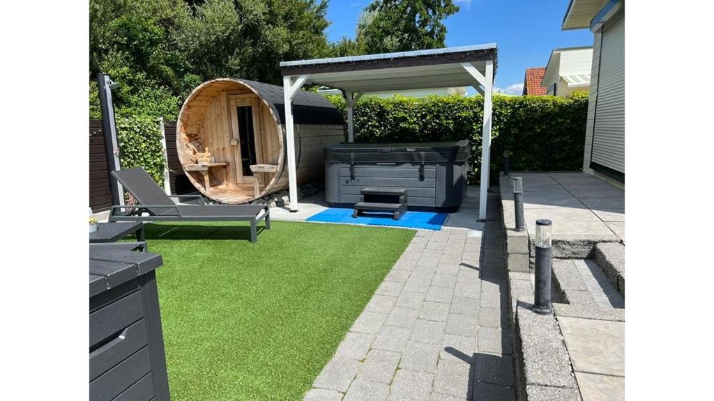 Zahrada ubytování Chalet Buutengeweun, met luxe JACUZZI en TONSAUNA