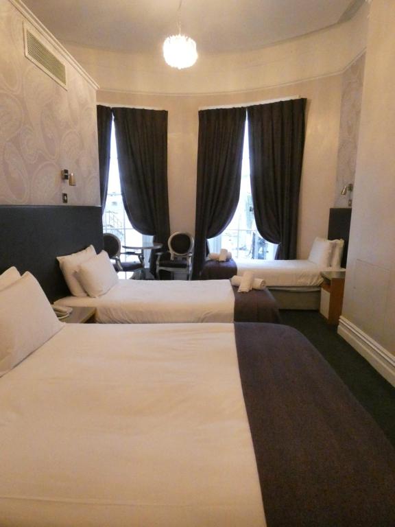 Postel nebo postele na pokoji v ubytování Jackson Court Hotel