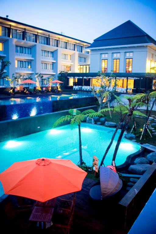 Der Swimmingpool an oder in der Nähe von HARRIS Hotel & Conventions Malang
