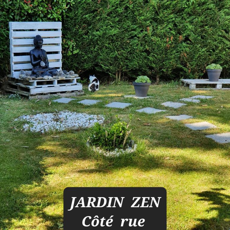 une statue d'une femme assise sur un banc dans une cour dans l'établissement Verolithos, à Narrosse