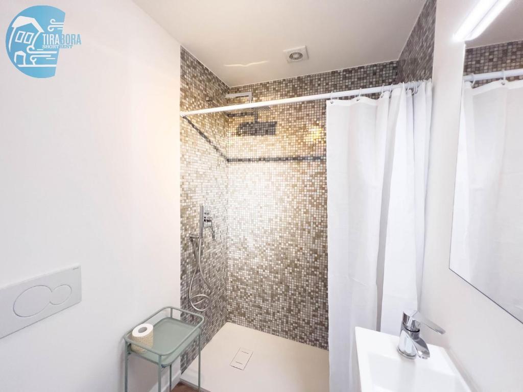 A bathroom at Basovizza 3 Chanel Tirabora Short Rent