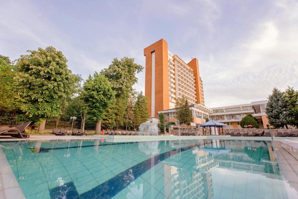 a large swimming pool in front of a building at Hotel Termal in Baile Felix