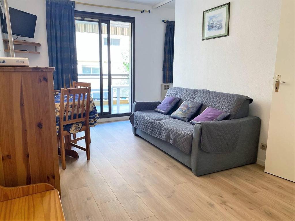 - un salon avec un canapé et des oreillers violets dans l'établissement Appartement climatisé, 4 couchages, à 2 pas de la plage au Lavandou - FR-1-251-93, au Lavandou