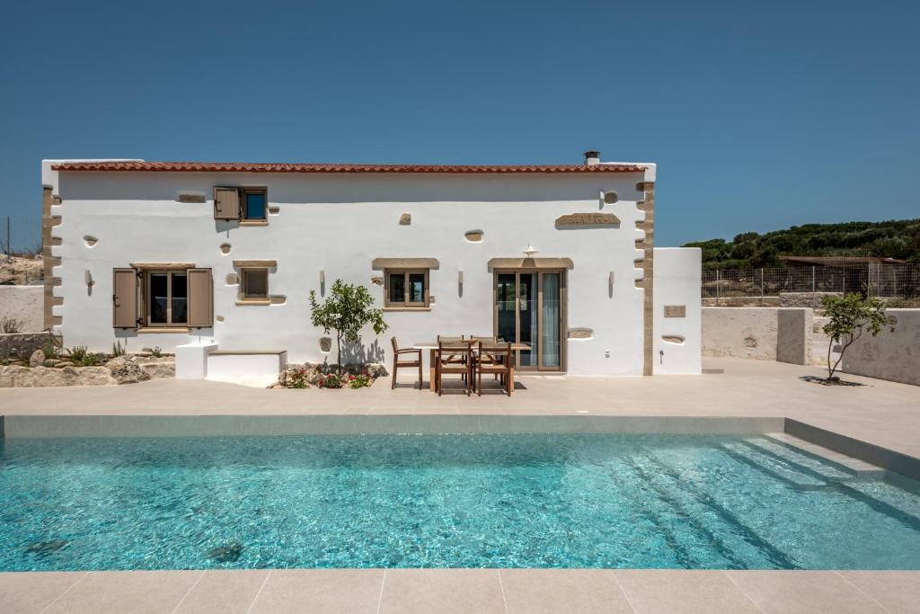 une villa avec une piscine en face d'une maison dans l'établissement Villa Froudi near Falaserna ''construction 2022'', à Kíssamos