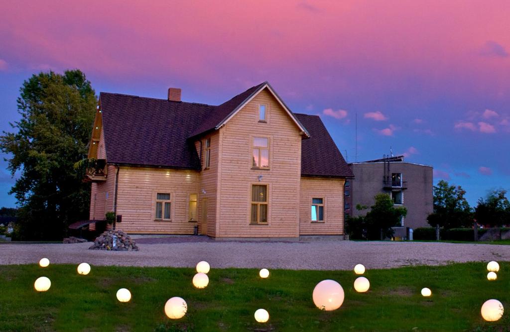 Een huis met ballonnen ervoor. bij Viesu māja Jānis in Madona