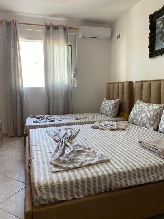 ein Schlafzimmer mit 2 Betten und Handtüchern darauf in der Unterkunft Alma Room in Sarandë