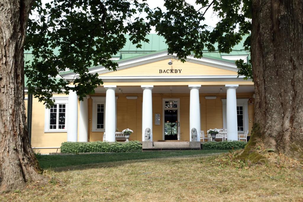 a yellow building with a library sign on it at Backbyn Kartano in Espoo