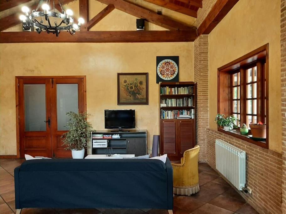 Televízia a/alebo spoločenská miestnosť v ubytovaní Lhamo Mandala House