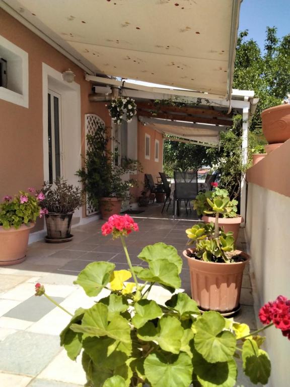 a patio with flowers and plants in pots at Ralloy Hoyse in Sami