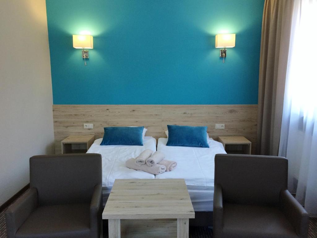 sypialnia z łóżkiem z 2 krzesłami i stołem w obiekcie Hotel Krystyna w mieście Szczytno