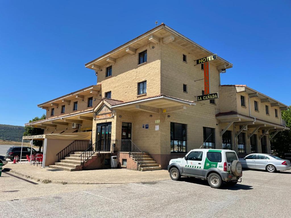 un camión de la policía estacionado frente a un edificio en Hotel Restaurante La Cañada, en Fuencaliente de Lucio