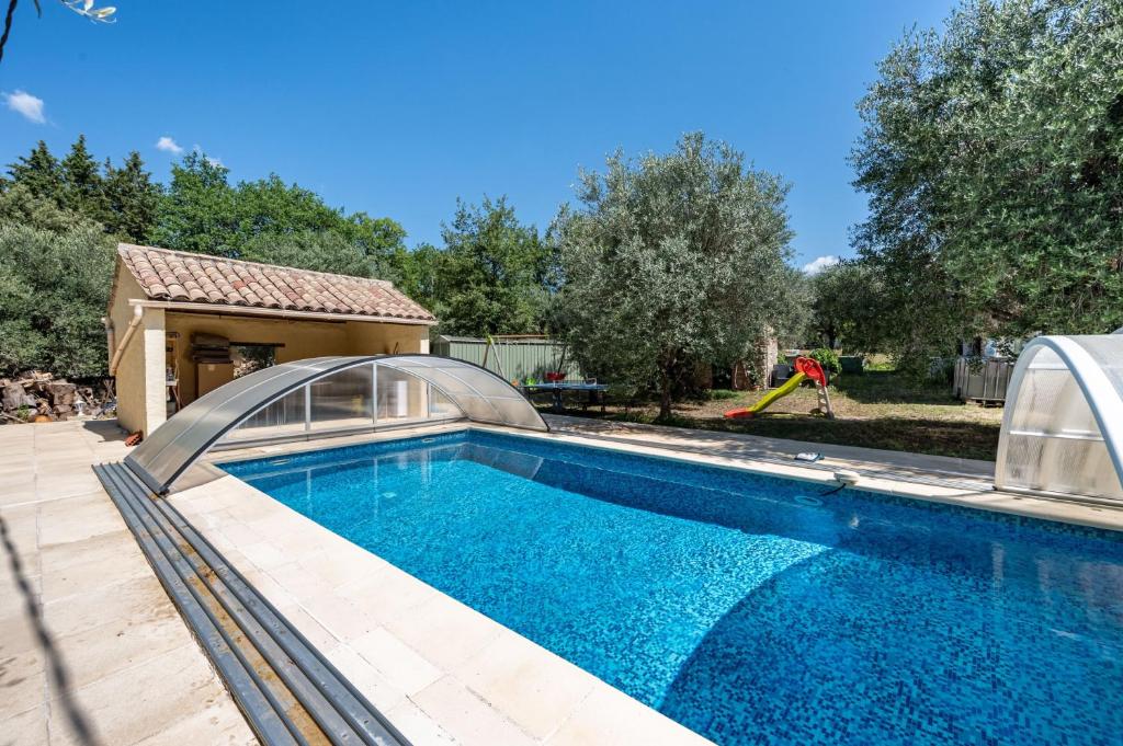 - une piscine avec deux dômes au-dessus dans l'établissement Villa charmante avec piscine privée à Fayence, à Fayence