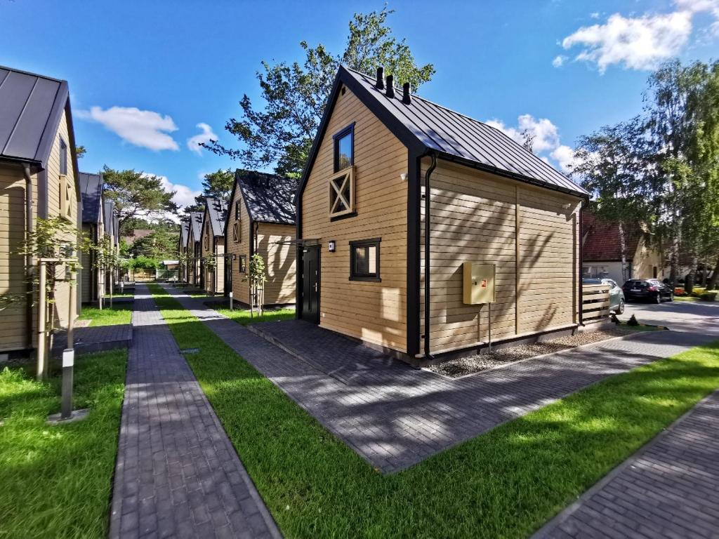 una fila de casas en una calle con césped en Ośrodek Wypoczynkowy Merkury, en Mrzeżyno