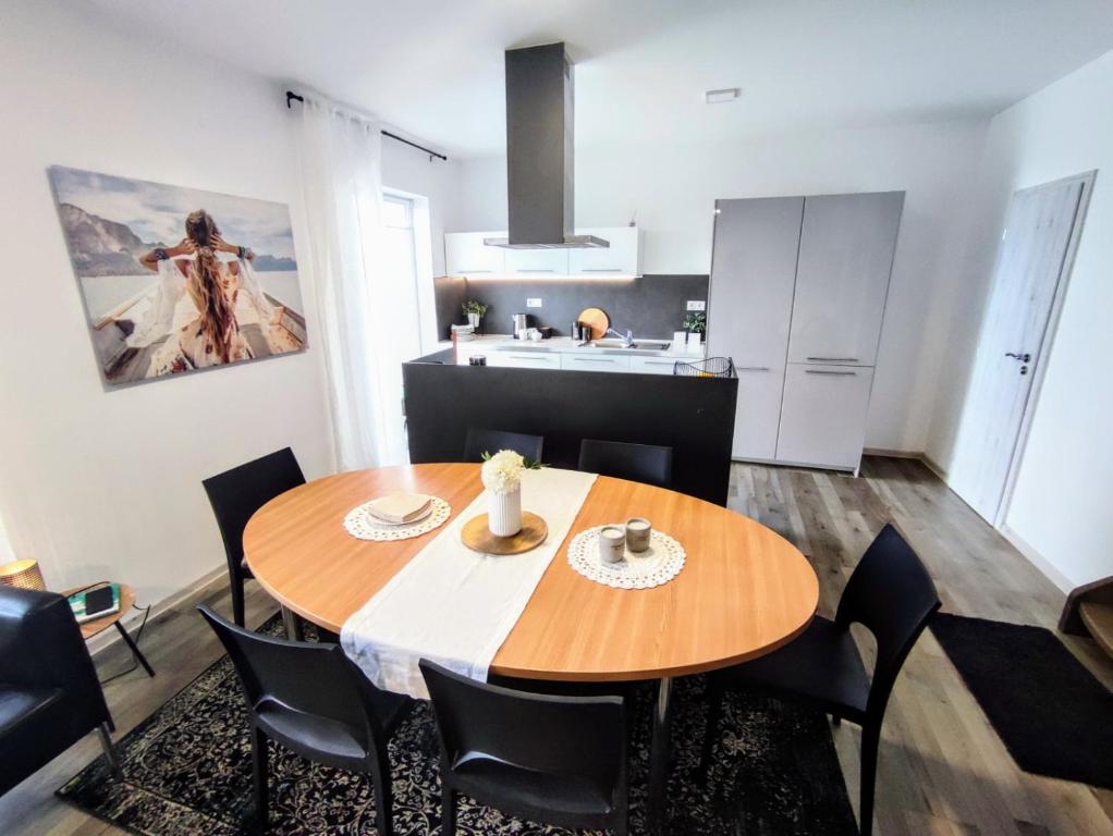 Sunshine apartment for 6 & Terrase & Free Parking في زيلينا: مطبخ وغرفة طعام مع طاولة وكراسي