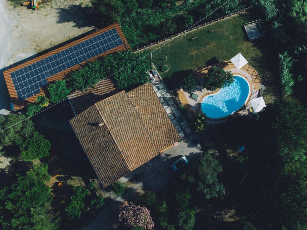 una vista aérea de un edificio con piscina en I Cedri Agriturismo Biologico, en Orsomarso