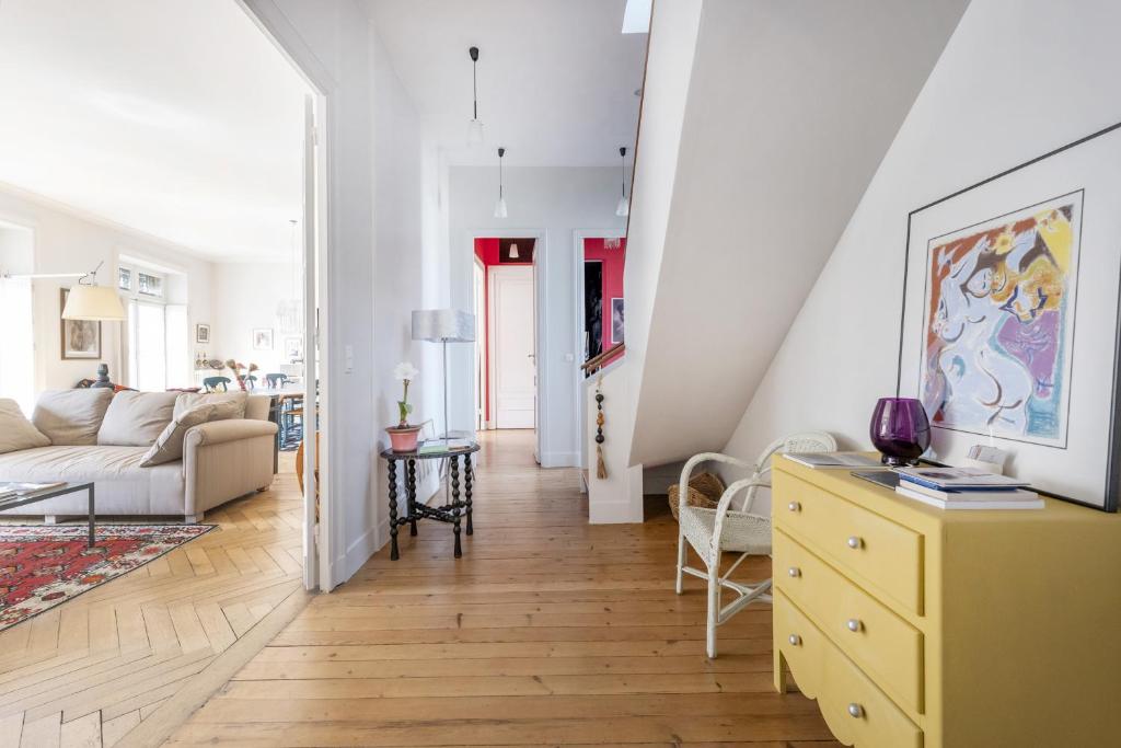 - un salon avec une commode jaune et un canapé dans l'établissement Sansas, à Bordeaux