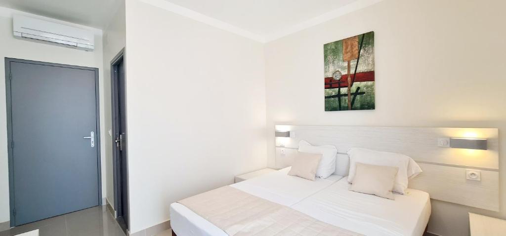 Postel nebo postele na pokoji v ubytování ESPERANCE HOTEL