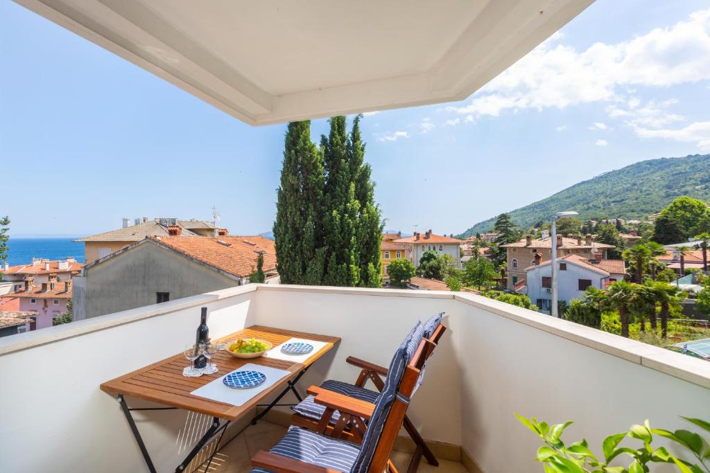 balkon ze stołem i krzesłami oraz widokiem w obiekcie Apartment Vita Lovran w mieście Lovran