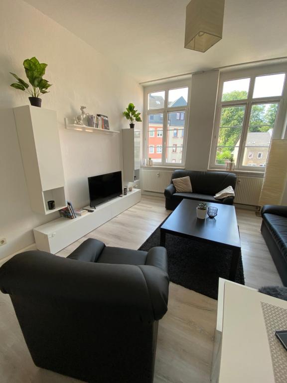 sala de estar con 2 sofás y TV en Stadtdomizil en Lichtenstein