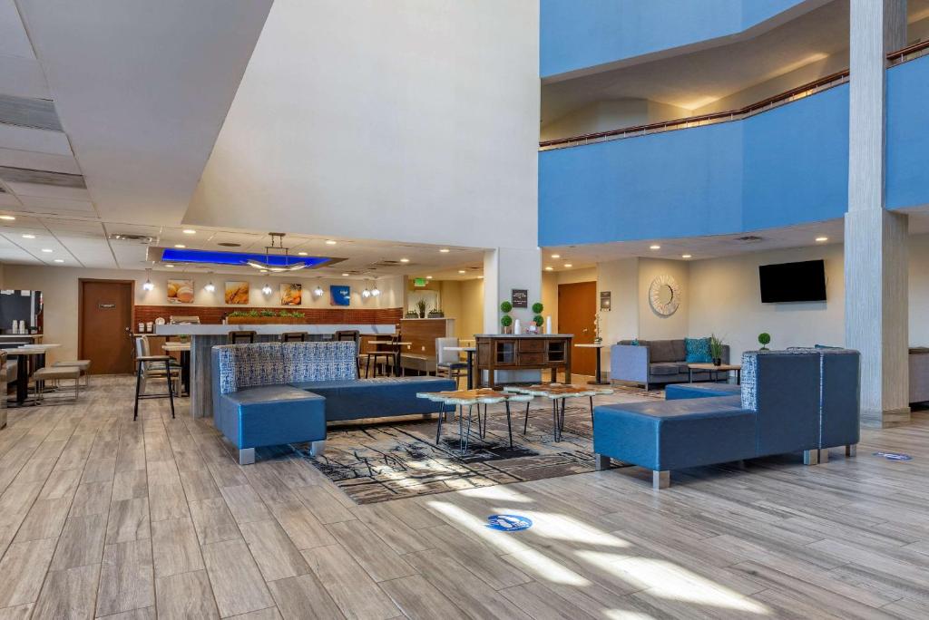 un vestíbulo de un hospital con sillas y mesas azules en MainStay Suites Horsham - Philadelphia, en Horsham